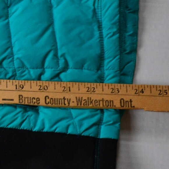 Pair of Puffer Jackets - Picture 8 of 11